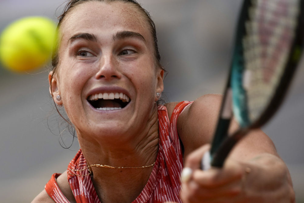 他将球轻吊 他将球轻吊